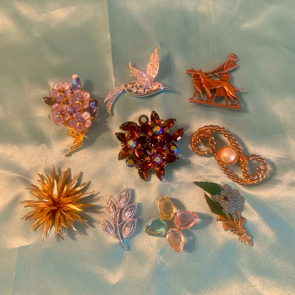 LOT OF 9 VINTAGE BROOCHES